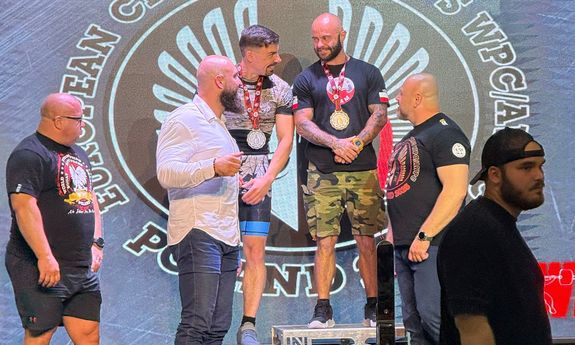Zwycięzcy z medalami na podium.