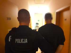 policjant z zatrzymanym.