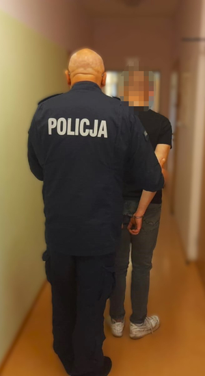 policjant z zatrzymanym.