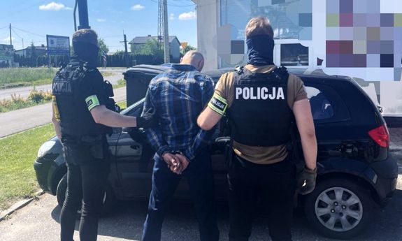 Policjanci z zatrzymanym.