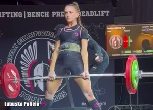 Kobieta podczas podnoszenia ciężarów.