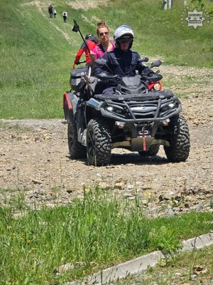 Policjant z kobietą na quadzie.