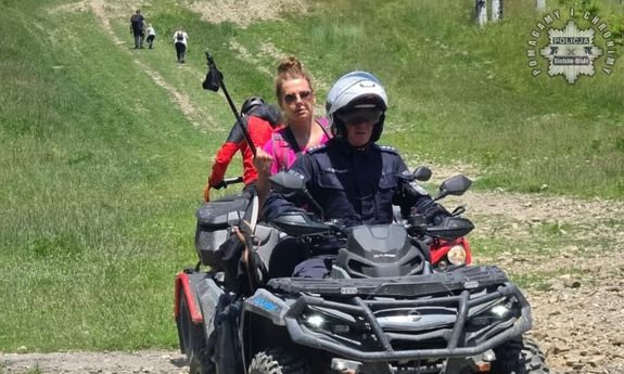 Policjant na quadzie z kobietą.