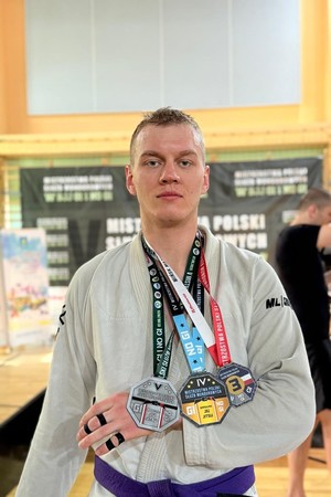 Na zdjęciu policjant ze zdobytymi medalami.