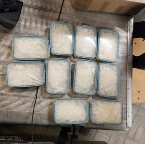 Zabezpieczone środki w pudełkach plastikowych.
