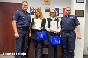 Kobiety wraz z policjantami.