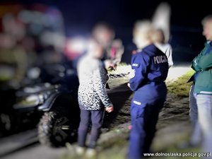 Policjanci z odnalezioną kobietą.