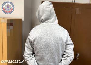 zabezpieczone kamizelki i pałki policyjne.