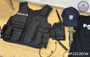 zabezpieczone kamizelki i pałki policyjne.
