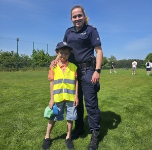 Policjantka pozuje do zdjęcia z dzieckiem.