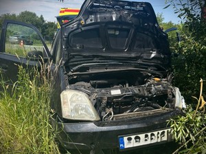Na zdjęciu uszkodzony samochód
