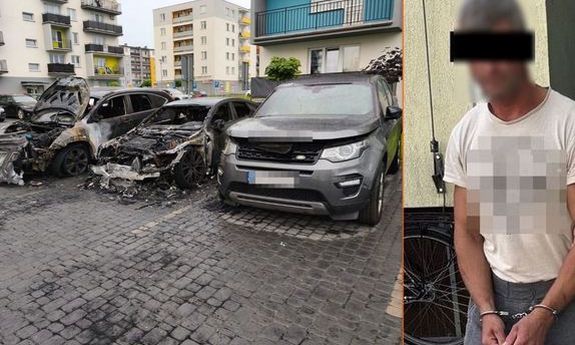 Na zdjęciu z lewej strony znajdują się trzy samochody, z których dwa są spalone. Po prawej stronie znajduje się sylwetka zatrzymanego mężczyzny.