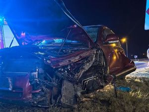 Na zdjęciu uszkodzony samochód