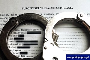 Kajdanki leżące na Europejskim Nakazie Aresztowania.