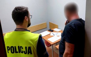 Policjant z zatrzymanym nietrzeźwym kierującym.