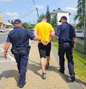 policjanci ze sprawcami.