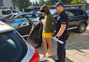 policjanci ze sprawcami.