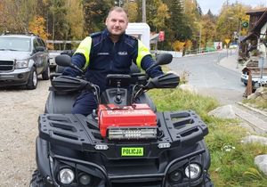 Na zdjęciu umundurowany policjant na policyjnym quadzie
