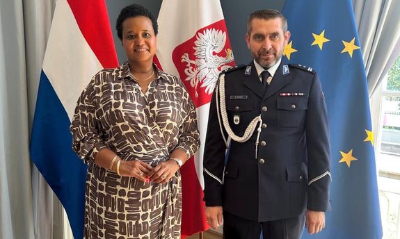 Mł. insp. Michał Hoszcz i Ambasador Nadzwyczajny i Pełnomocny RP w Królestwie Niderlandów i Stały Przedstawiciel RP przy OPCW Margareta Kassangana.
