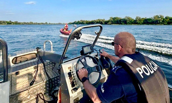 Policjant na łodzi w trakcie służby.