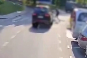 Samochód uderza w pieszego.