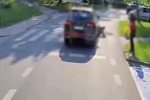 Samochód uderza w pieszego.