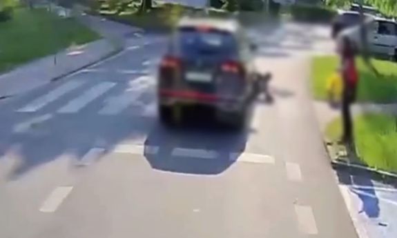 Samochód uderza w pieszego.