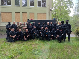 Funkcjonariusze uczestnicy szkolenia pozują do zdjęcia grupowego.