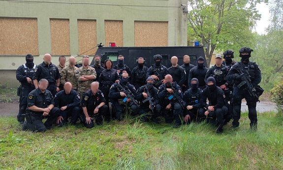 Funkcjonariusze uczestnicy szkolenia pozują do zdjęcia grupowego.
