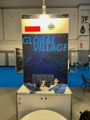 Banner i materiały promocyjne na stoisku.