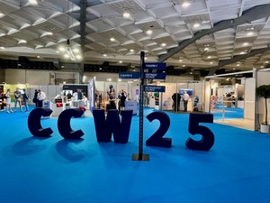 Litery i cyfry CCW 25 na pierwszym planie. W tle goście targów.