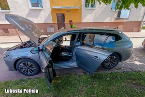 Odzyskany samochód z otwartymi drzwiami, bagażnikiem i maską.