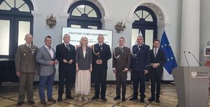 Zdjęcie grupowe osób odznaczonych za oddanie krwi.