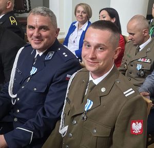 Policjant i żołnierz w mundurach galowych.