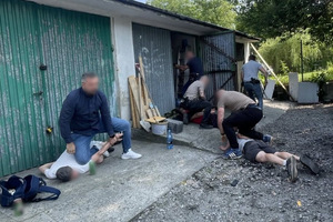 Dynamiczne zatrzymanie kilku mężczyzn przez policjantów nieumundurowanych.