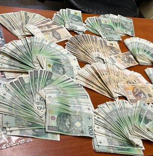 Zabezpieczone przez policjantów banknoty leżą na blacie.