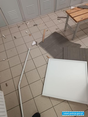 Elementy uszkodzonego sufitu leżą na posadzce.