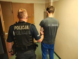 policjanci z zatrzymanymi.