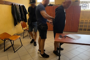 Policjant z zatrzymanym.