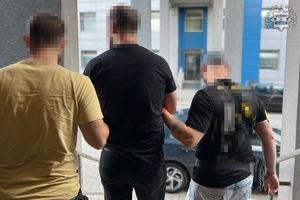 Dwaj policjanci z zatrzymanym.