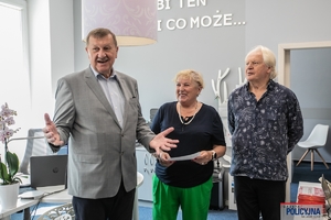 Irena Zając, prezes Zarządu Fundacji, przewodniczący Rady Fundacji nadinsp. w st. spocz. Władysław Padło i mężczyzna.