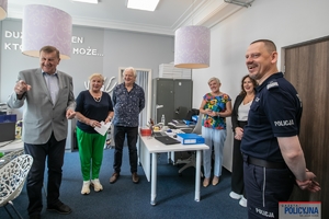 Komendant Główny Policji nadinsp. Marek Boroń, naczelnik Wydziału Prezydialnego Gabinetu Komendanta Głównego Policji Dorota Kowalska-Goś, Irena Zając - prezes Zarządu Fundacji, przewodniczący Rady Fundacji nadinsp. w st. spocz. Władysław Padło oraz kobieta i mężczyzna.