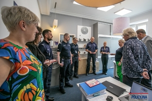 Komendant Główny Policji nadinsp. Marek Boroń, I zastępca Komendanta Głównego Policji nadinsp. Roman Kuster, zastępca dyrektora Gabinetu Komendanta Głównego Policji insp. Iwona Kuc, naczelnik Wydziału Prezydialnego Gabinetu Komendanta Głównego Policji Dorota Kowalska-Goś wraz z insp. Rafałem Wasiakiem oraz koordynatorem ds. sportu w Policji podinsp. Danielem Grzybem, Irena Zając - prezes Zarządu Fundacji, przewodniczący Rady Fundacji nadinsp. w st. spocz. Władysław Padło oraz kobieta i mężczyzna.