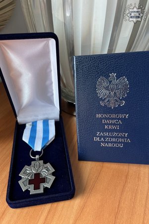 Odznaczenie Honorowy Dawca Krwi – Zasłużony dla Zdrowia Narodu i legitymacja.