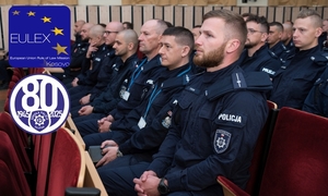 Umundurowani policjanci siedzą na auli.