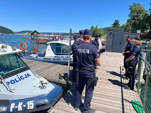 Odprawa policjantów Oddziału Prewencji w Rzeszowie rozpoczynających służbę w Polańczyku.
