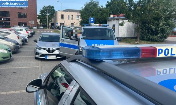Dwa radiowozy i zatrzymany samochód osobowy.