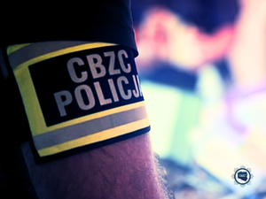 Opaska z napisem CBZC Policja na ramieniu funkcjonariusza.