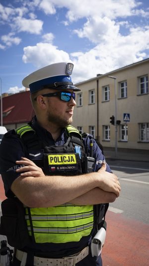 Policjant ruchu drogowego stoi na ulicy.