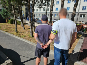 policjant z zatrzymanym.